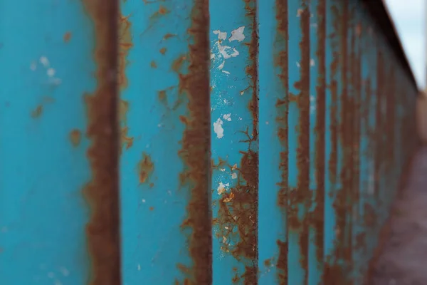 旧的蓝色金属锈蚀围栏 — 图库照片