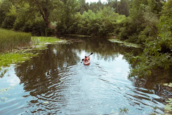 Kille Och Tjej Paddlar Kanot Längs Floden — Stockfoto