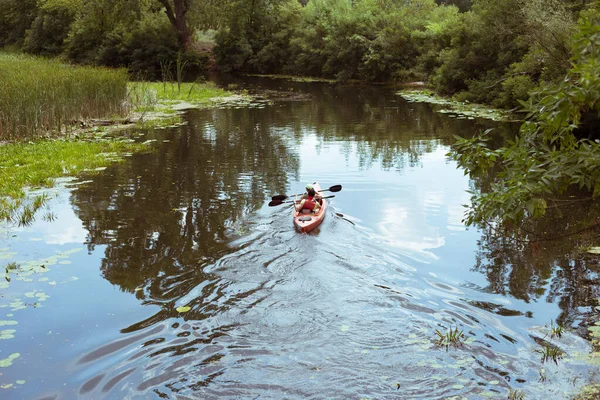 Kille Och Tjej Paddlar Kanot Längs Floden — Stockfoto