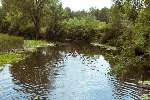 Ein Mann Und Ein Kanu Mädchen Paddeln Auf Dem Fluss — Stockfoto