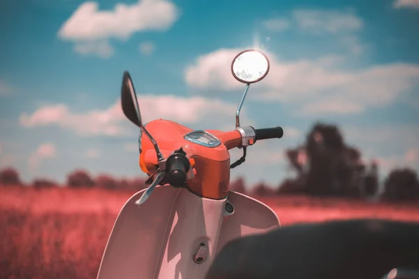Rosa Oldtimer Motorrad Feld — Stockfoto