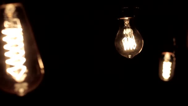 Primo Piano Della Lampada Edison Con Luce Calda Ondeggia Leggermente — Video Stock