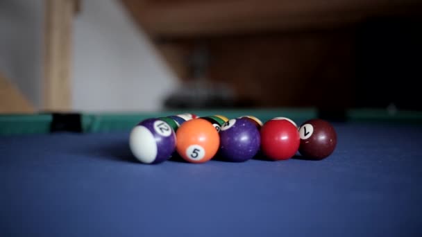 Amerikanska Biljard Ball Ball Pool Man Spelar Biljard Med Färgglada — Stockvideo