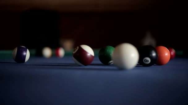 Amerykański Bilard Ball Ball Pool Człowiek Gra Bilard Kolorowymi Kulkami — Wideo stockowe