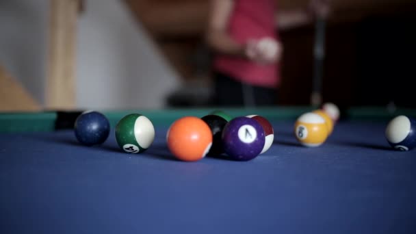 Amerikanisches Billard Ball Ball Pool Mann Spielt Billard Mit Bunten — Stockvideo