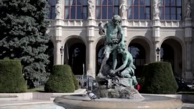 Budapeşte 'de iki erkek ve güvercin çeşmesi