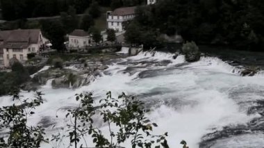 Schaffhausen 'de Ren nehrindeki bir şelalede büyük su akıntıları.