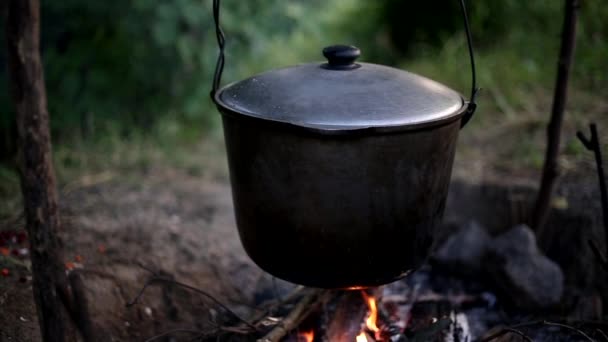 野营旅行时篝火上的大锅 — 图库视频影像
