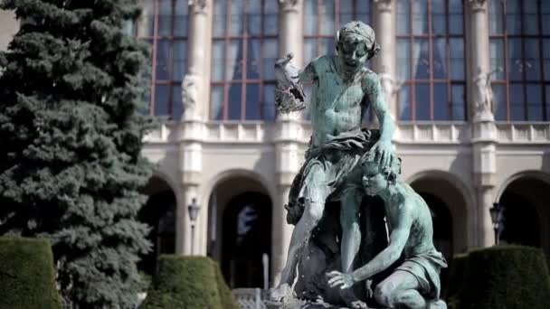 布达佩斯两个男孩和鸽子的老公共喷泉 — 图库视频影像