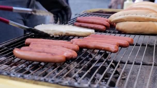 烤多汁的热狗和新鲜的面包 — 图库视频影像