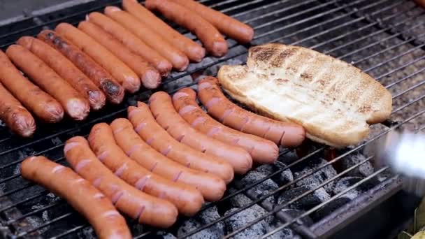 Grillning Saftig Varmkorv Och Färsk Bröd — Stockvideo