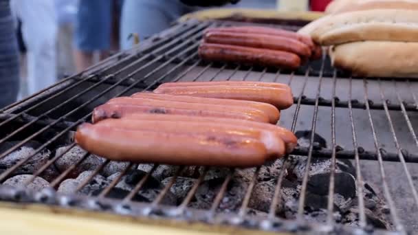 Grillning Saftig Varmkorv Och Färsk Bröd — Stockvideo