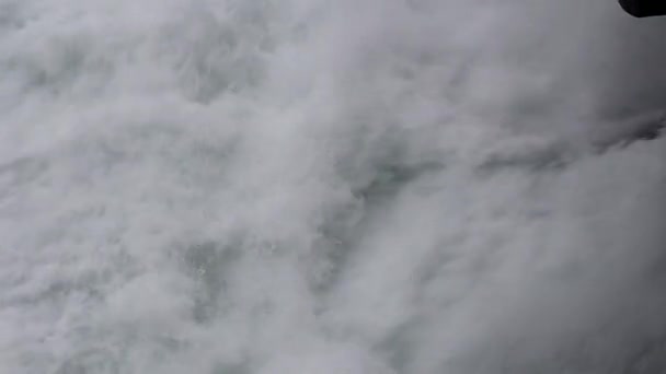 Des ruisseaux massifs d'eau à une cascade à Schaffhouse sur le Rhin 
