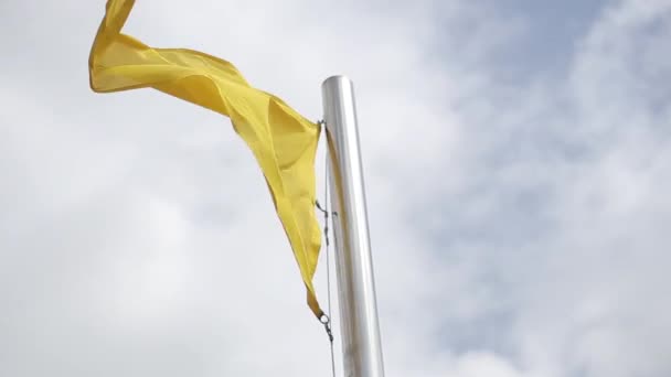 Yellow Triangular Flag Blue Sky Rubs Fast Wind — Stock Video