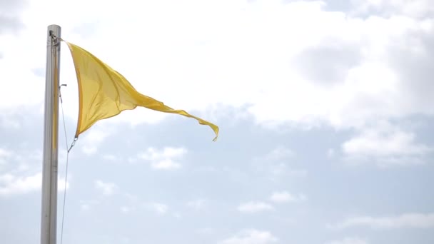 Bandeira Triangular Amarela Contra Céu Azul Esfrega Vento Rápido — Vídeo de Stock