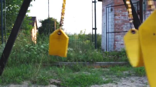 Columpio Amarillo Los Niños Las Cadenas Patio — Vídeo de stock