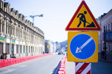 Metalden yapılmış sokak trafik uyarısı