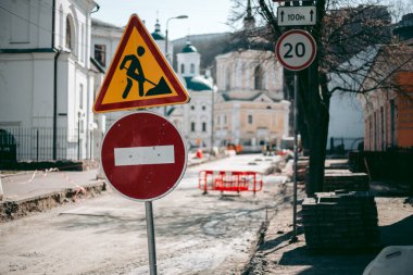 Metalden yapılmış sokak trafik uyarısı