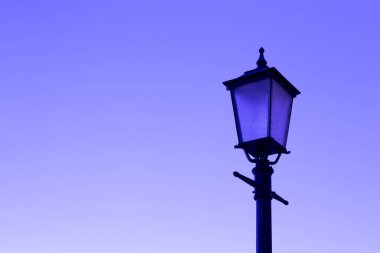 Sokak mobilyası. Avrupa tarzında eski model bir fener