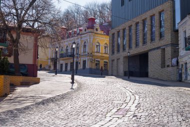 Andreevsky caddesi bomboş.