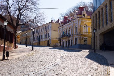 Andreevsky caddesi bomboş.