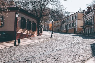 Andreevsky caddesi bomboş.