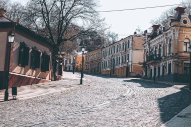 Andreevsky caddesi bomboş.