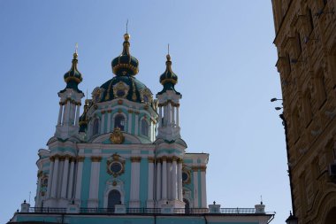 Andreevsky 'deki St. Andrew Kilisesi Kiev' in tarihi merkezinde yer alıyor.