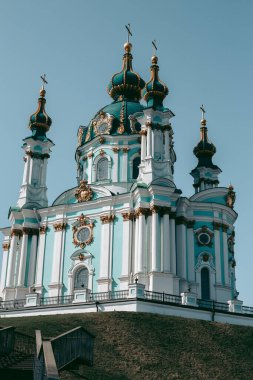 Andreevsky 'deki St. Andrew Kilisesi Kiev' in tarihi merkezinde yer alıyor.