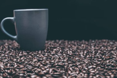 Kavrulmuş koyu kahve çekirdekleri. 