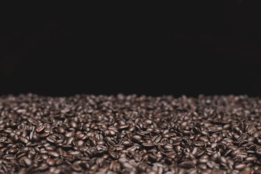 Kavrulmuş koyu kahve çekirdekleri. 