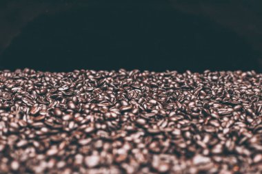 Kavrulmuş koyu kahve çekirdekleri. 