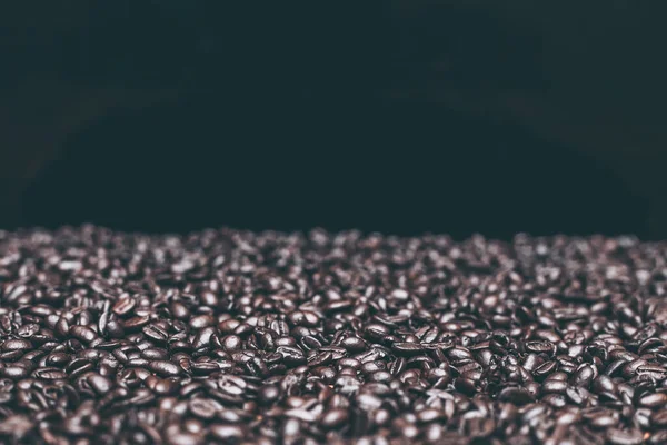 ローストダークコーヒー豆の背景 — ストック写真