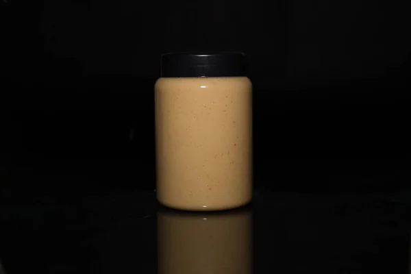 剥皮的花生和涂有花生酱的罐子 — 图库照片