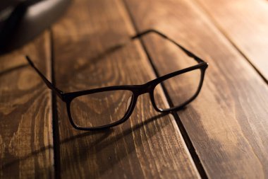 Gözlük, görüş düzeltme ve ahşap masadaki bilgisayardan koruma.