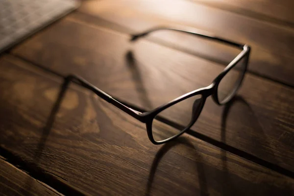 Bril Voor Zicht Zichtcorrectie Bescherming Tegen Computer Houten Tafel — Stockfoto