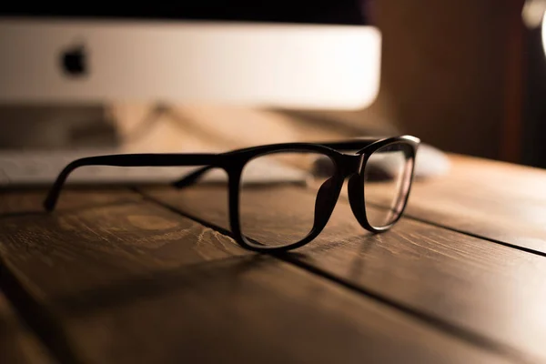 Okulary Korekcji Wzroku Wzroku Oraz Ochrony Przed Komputerem Drewnianym Stole — Zdjęcie stockowe
