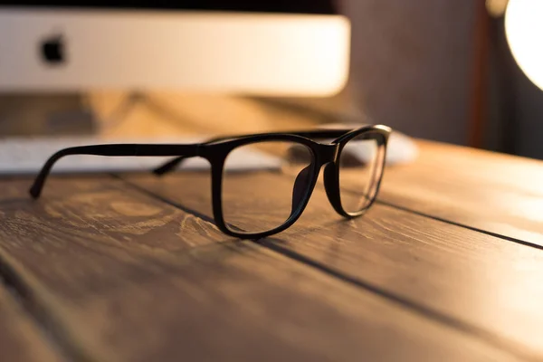 Okulary Korekcji Wzroku Wzroku Oraz Ochrony Przed Komputerem Drewnianym Stole — Zdjęcie stockowe