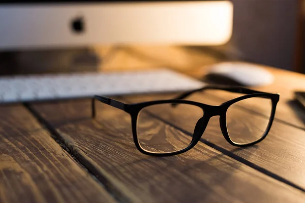 Gözlük Görüş Düzeltme Ahşap Masadaki Bilgisayardan Koruma — Stok fotoğraf