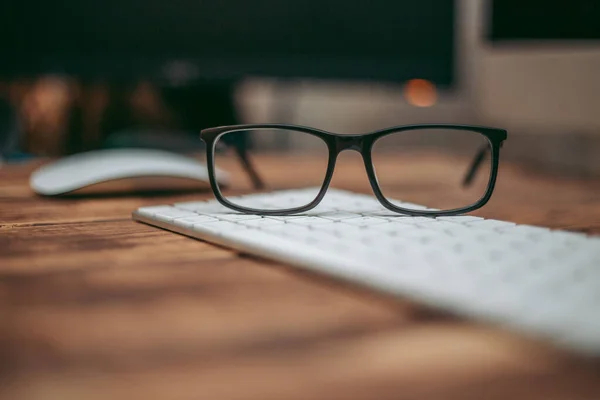 Görüş Görüş Düzeltme Için Gözlük Klavyedeki Ahşap Masadaki Bilgisayardan Koruma — Stok fotoğraf