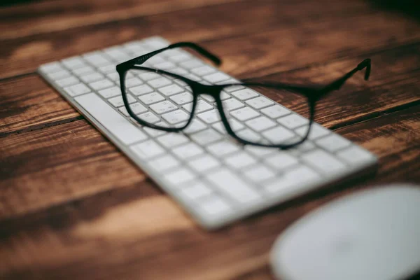 Görüş Görüş Düzeltme Için Gözlük Klavyedeki Ahşap Masadaki Bilgisayardan Koruma — Stok fotoğraf