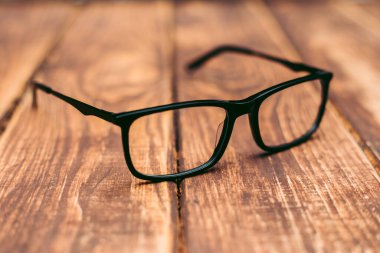 Gözlük, görüş düzeltme ve ahşap masadaki bilgisayardan koruma.
