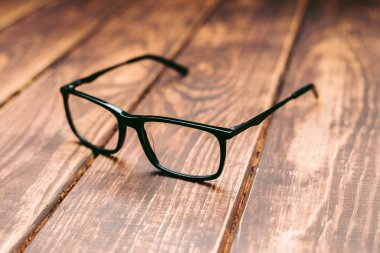 Gözlük, görüş düzeltme ve ahşap masadaki bilgisayardan koruma.