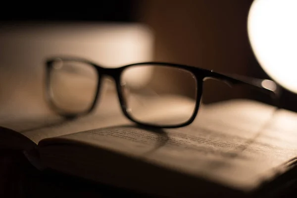 Okulary Korekcji Wzroku Wzroku Oraz Ochrony Przed Komputerem Książce — Zdjęcie stockowe