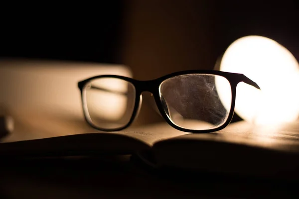 Okulary Korekcji Wzroku Wzroku Oraz Ochrony Przed Komputerem Książce — Zdjęcie stockowe
