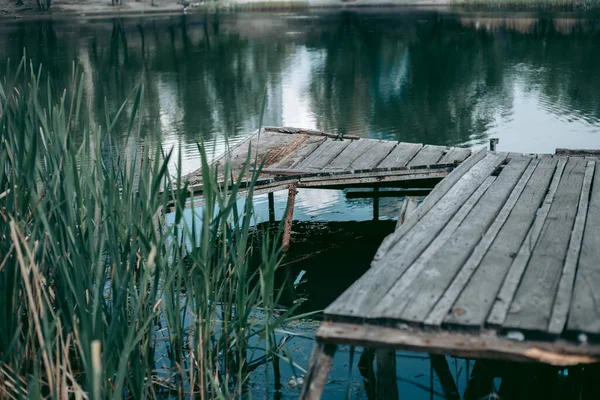 Παλιά Ξύλινη Προβλήτα Κοντά Στη Λίμνη — Φωτογραφία Αρχείου