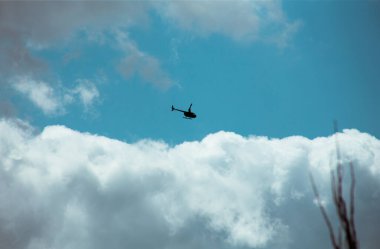 Pofuduk bulutlar kaplar yaz mavi gökyüzünü