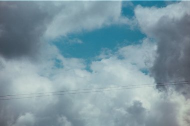 Pofuduk bulutlar kaplar yaz mavi gökyüzünü