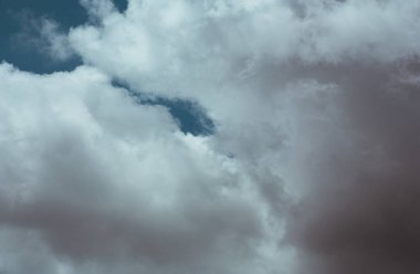 Pofuduk bulutlar kaplar yaz mavi gökyüzünü