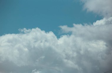 Pofuduk bulutlar kaplar yaz mavi gökyüzünü